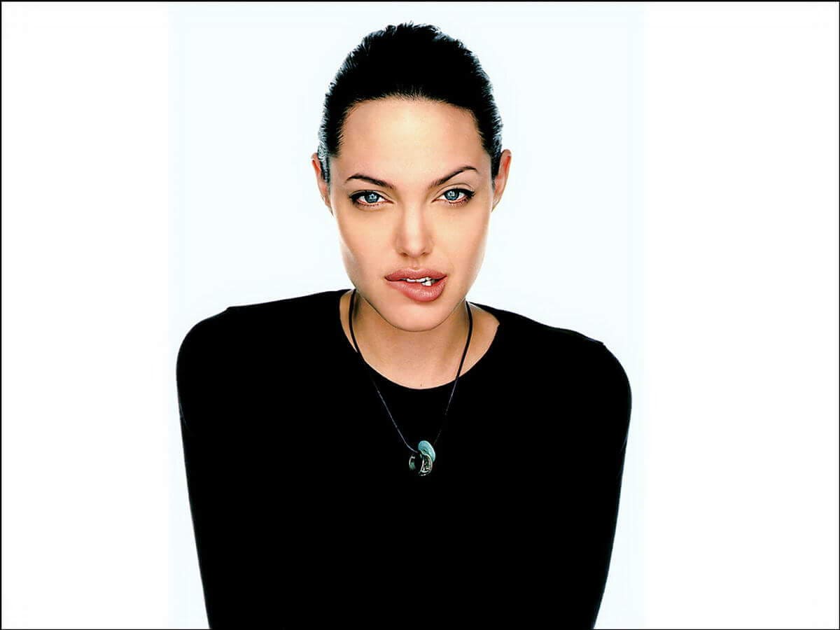 Эволюция стиля Анджелины Джоли за 25 лет: от бунтарки к ролевой модели